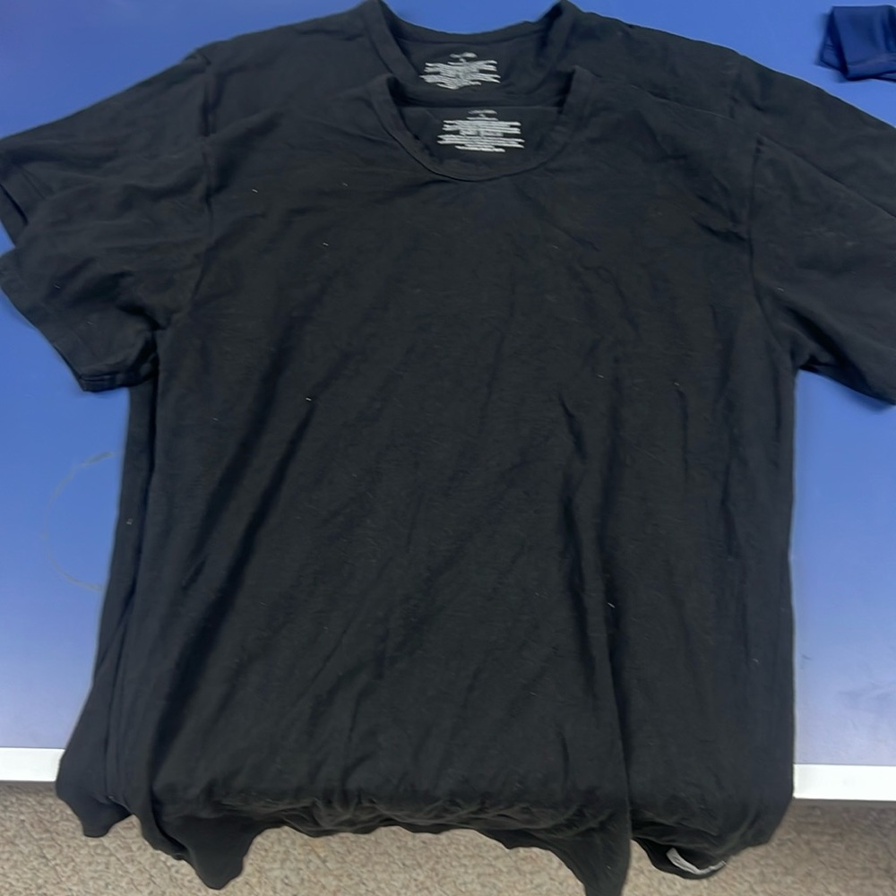 Two 2 Calvin Klein T-shirts black medium